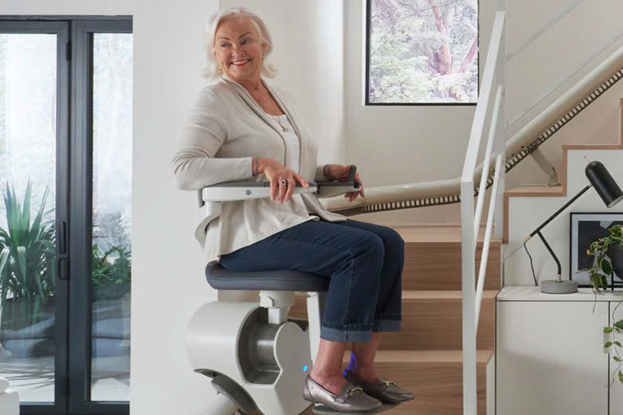 Signora felice su montascale scale strette
